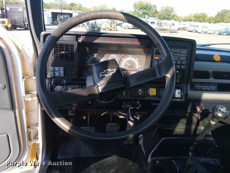 image for item NU9739 1993 Chevrolet Kodiak C7 flatbed truck