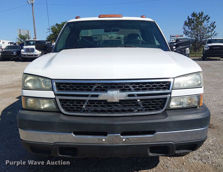 image for item NU9752 2006 Chevrolet Silverado 3500 Ext. Cab utility bed pickup truck