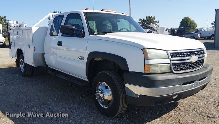 image for item NU9752 2006 Chevrolet Silverado 3500 Ext. Cab utility bed pickup truck