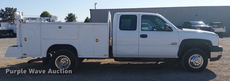 image for item NU9752 2006 Chevrolet Silverado 3500 Ext. Cab utility bed pickup truck