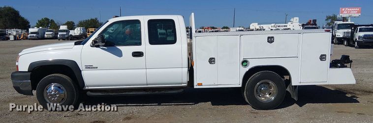 image for item NU9752 2006 Chevrolet Silverado 3500 Ext. Cab utility bed pickup truck
