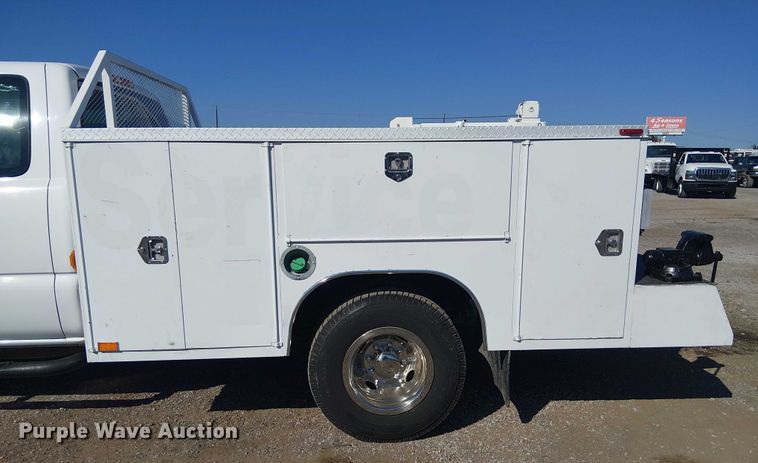 image for item NU9752 2006 Chevrolet Silverado 3500 Ext. Cab utility bed pickup truck