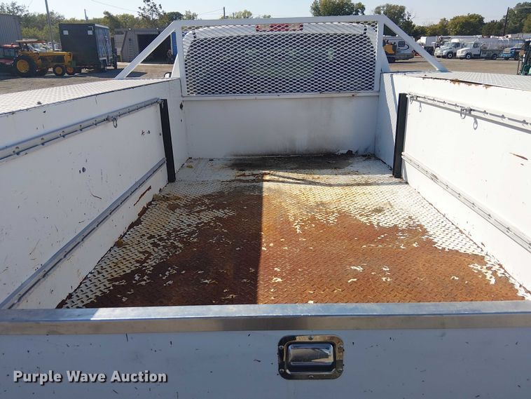 image for item NU9752 2006 Chevrolet Silverado 3500 Ext. Cab utility bed pickup truck