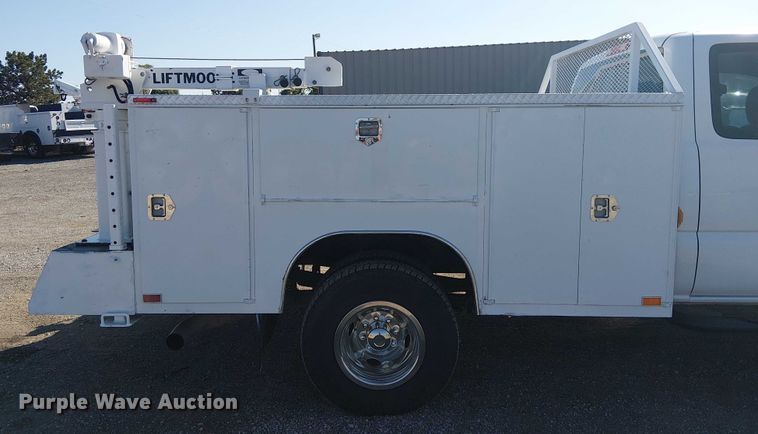 image for item NU9752 2006 Chevrolet Silverado 3500 Ext. Cab utility bed pickup truck