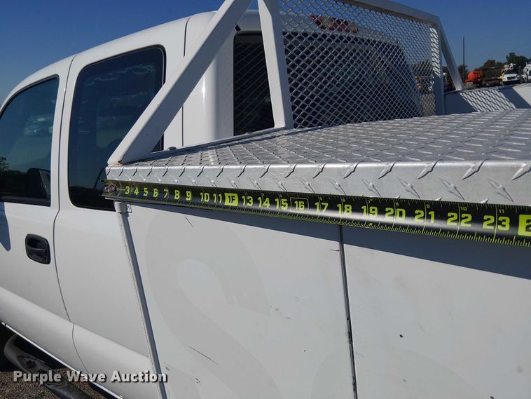 image for item NU9752 2006 Chevrolet Silverado 3500 Ext. Cab utility bed pickup truck