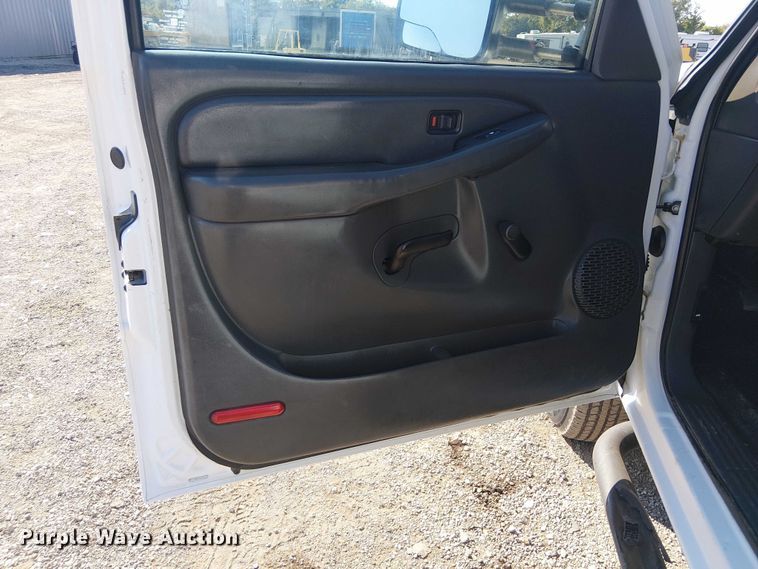 image for item NU9752 2006 Chevrolet Silverado 3500 Ext. Cab utility bed pickup truck