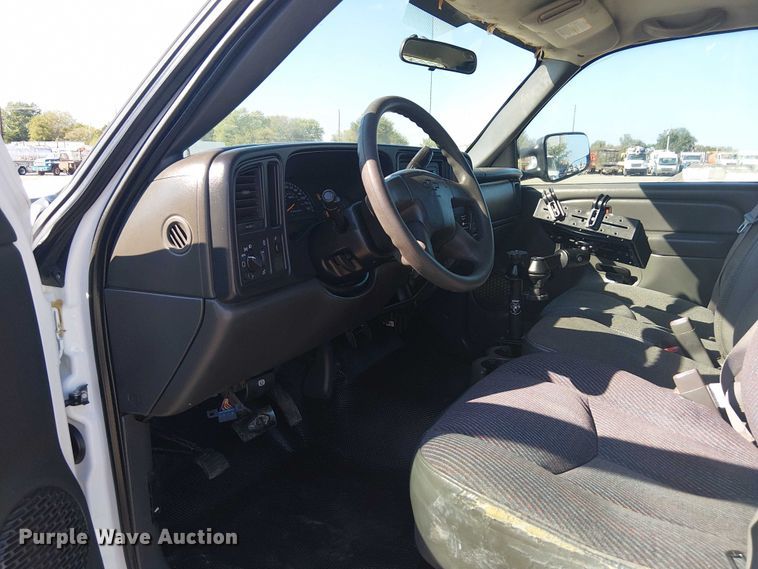 image for item NU9752 2006 Chevrolet Silverado 3500 Ext. Cab utility bed pickup truck