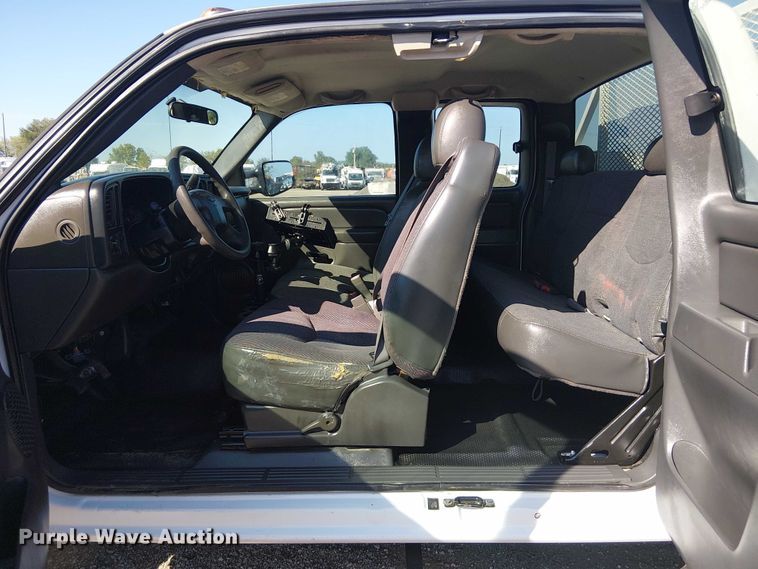 image for item NU9752 2006 Chevrolet Silverado 3500 Ext. Cab utility bed pickup truck