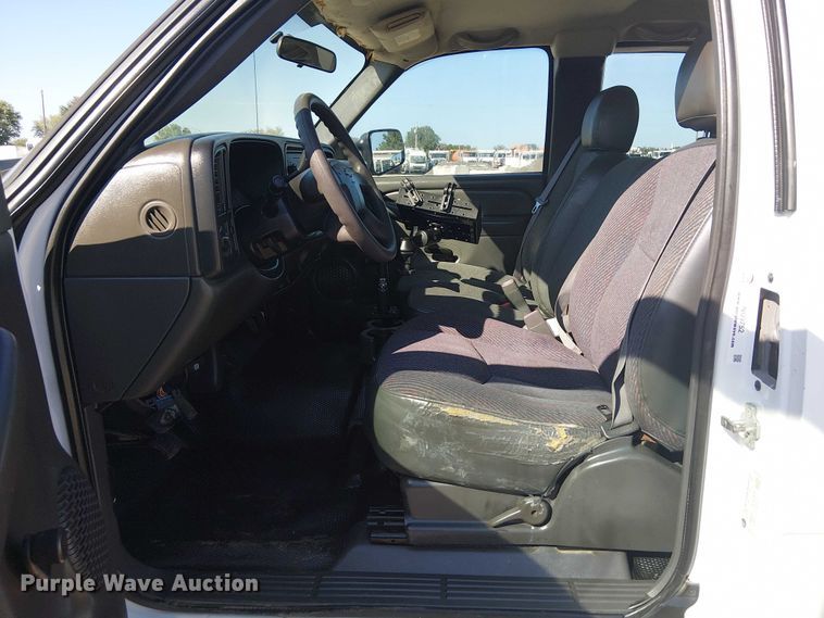 image for item NU9752 2006 Chevrolet Silverado 3500 Ext. Cab utility bed pickup truck