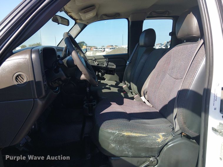 image for item NU9752 2006 Chevrolet Silverado 3500 Ext. Cab utility bed pickup truck