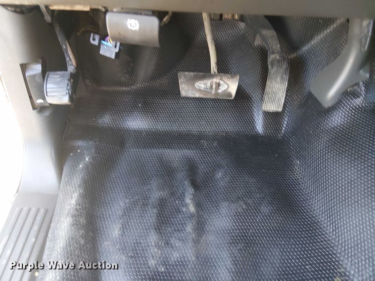 image for item NU9752 2006 Chevrolet Silverado 3500 Ext. Cab utility bed pickup truck