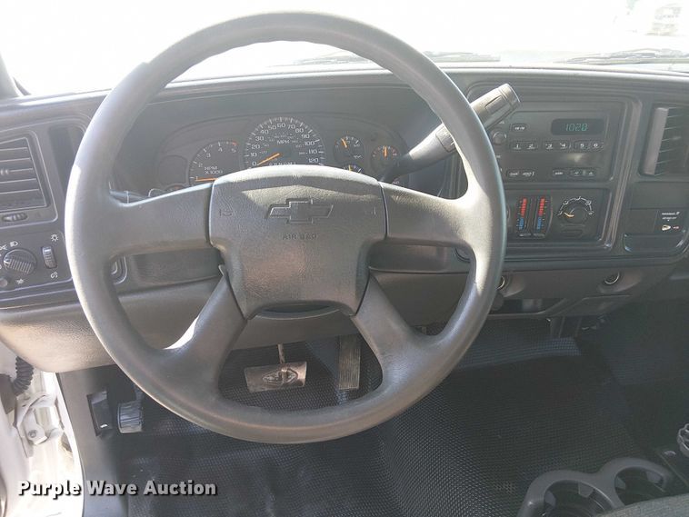 image for item NU9752 2006 Chevrolet Silverado 3500 Ext. Cab utility bed pickup truck