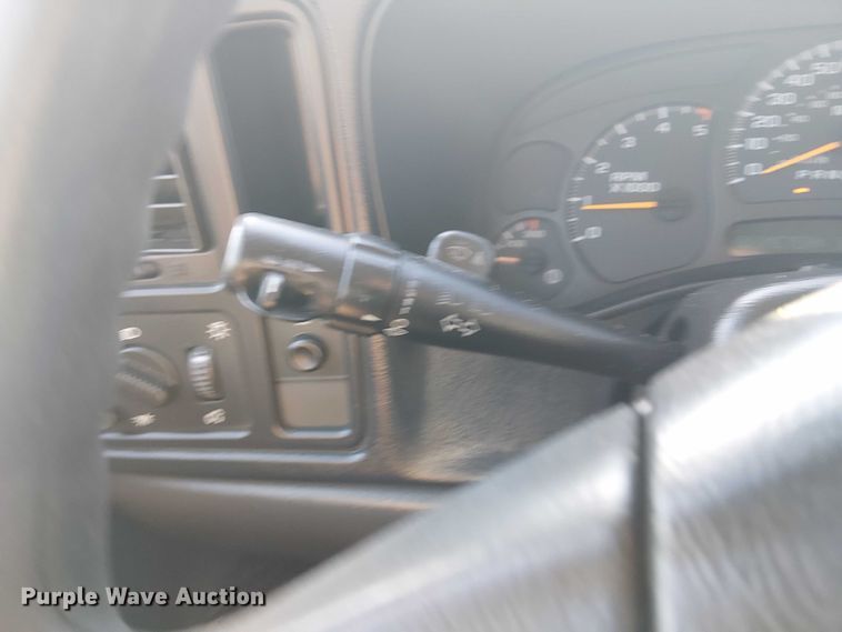 image for item NU9752 2006 Chevrolet Silverado 3500 Ext. Cab utility bed pickup truck