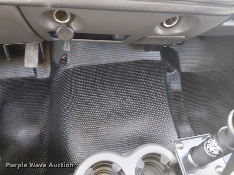 image for item NU9752 2006 Chevrolet Silverado 3500 Ext. Cab utility bed pickup truck