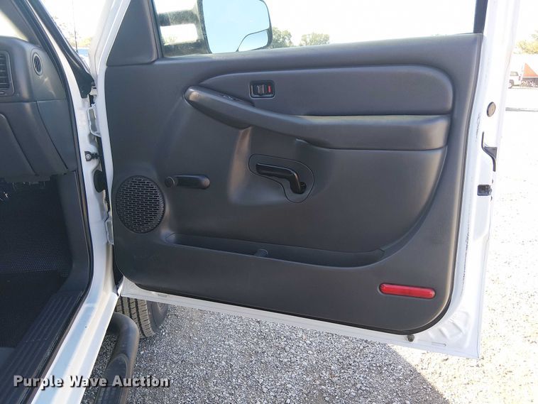 image for item NU9752 2006 Chevrolet Silverado 3500 Ext. Cab utility bed pickup truck