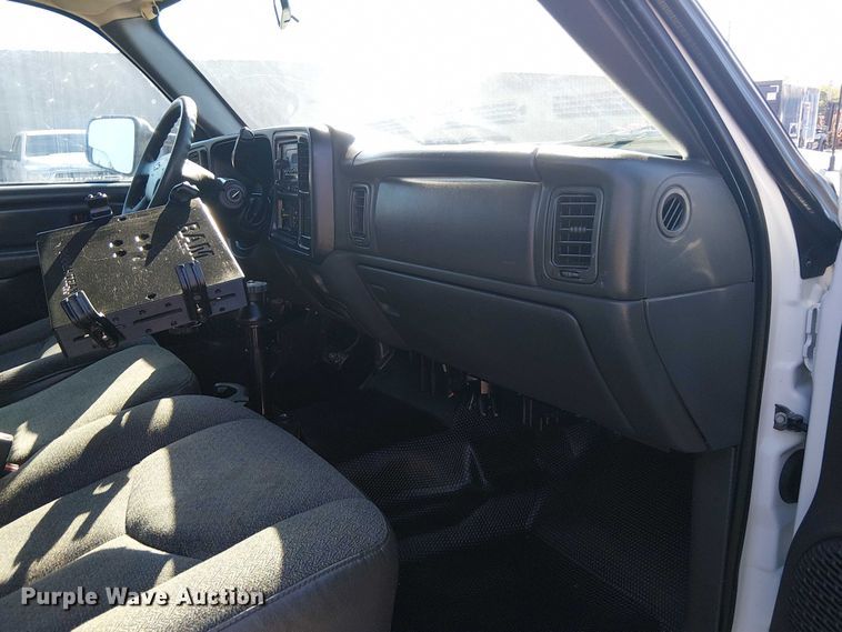 image for item NU9752 2006 Chevrolet Silverado 3500 Ext. Cab utility bed pickup truck