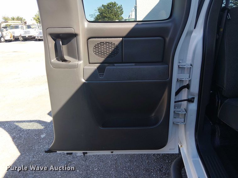 image for item NU9752 2006 Chevrolet Silverado 3500 Ext. Cab utility bed pickup truck