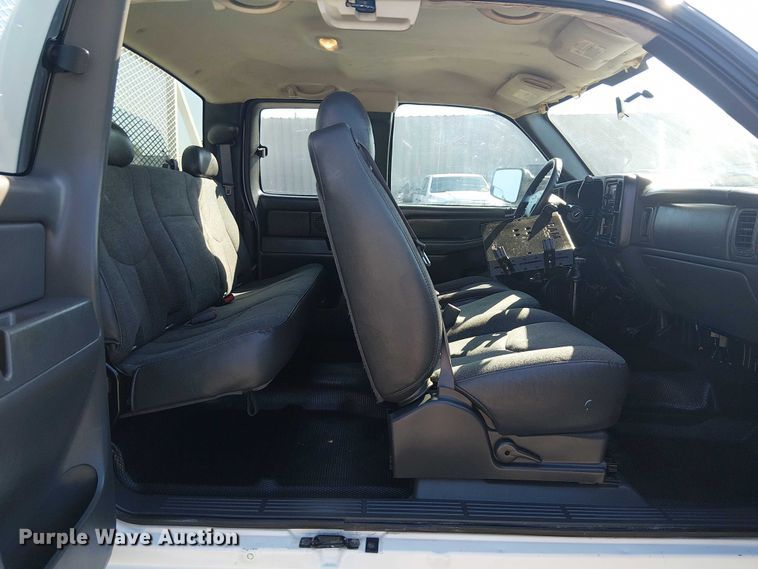 image for item NU9752 2006 Chevrolet Silverado 3500 Ext. Cab utility bed pickup truck