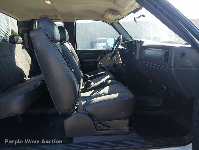 image for item NU9752 2006 Chevrolet Silverado 3500 Ext. Cab utility bed pickup truck