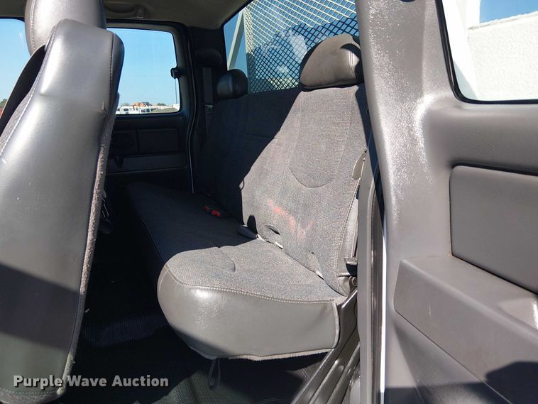 image for item NU9752 2006 Chevrolet Silverado 3500 Ext. Cab utility bed pickup truck