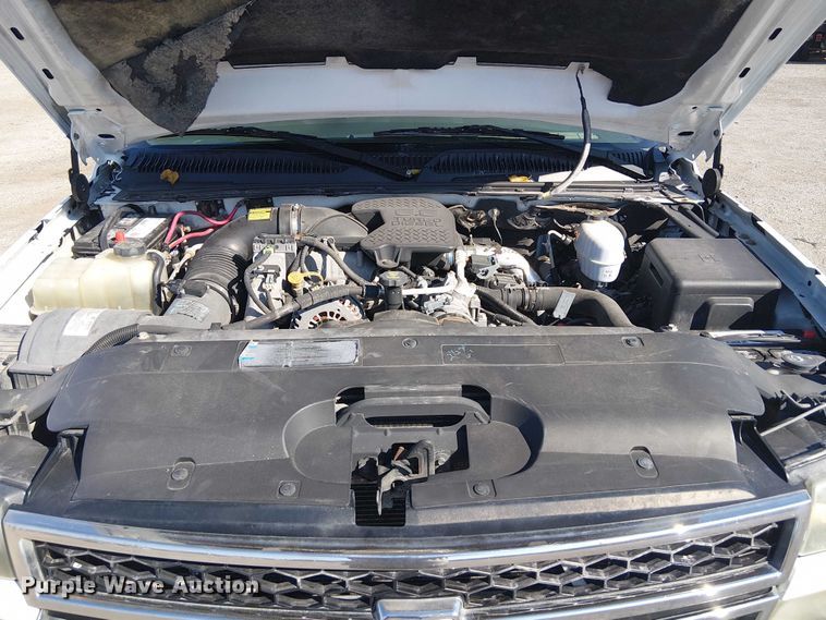 image for item NU9752 2006 Chevrolet Silverado 3500 Ext. Cab utility bed pickup truck