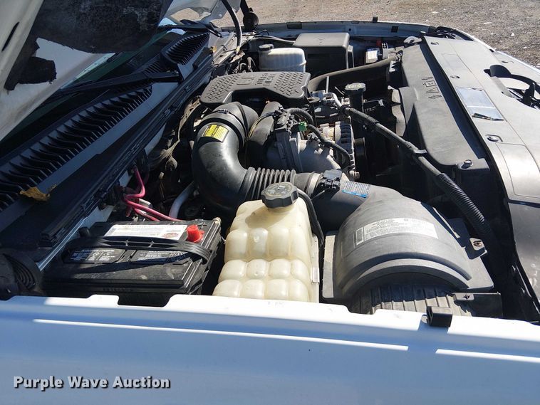 image for item NU9752 2006 Chevrolet Silverado 3500 Ext. Cab utility bed pickup truck