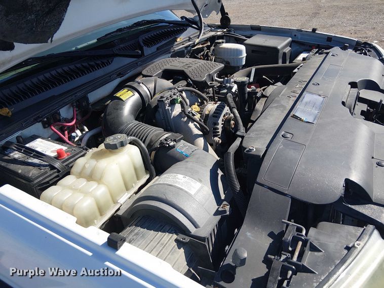 image for item NU9752 2006 Chevrolet Silverado 3500 Ext. Cab utility bed pickup truck