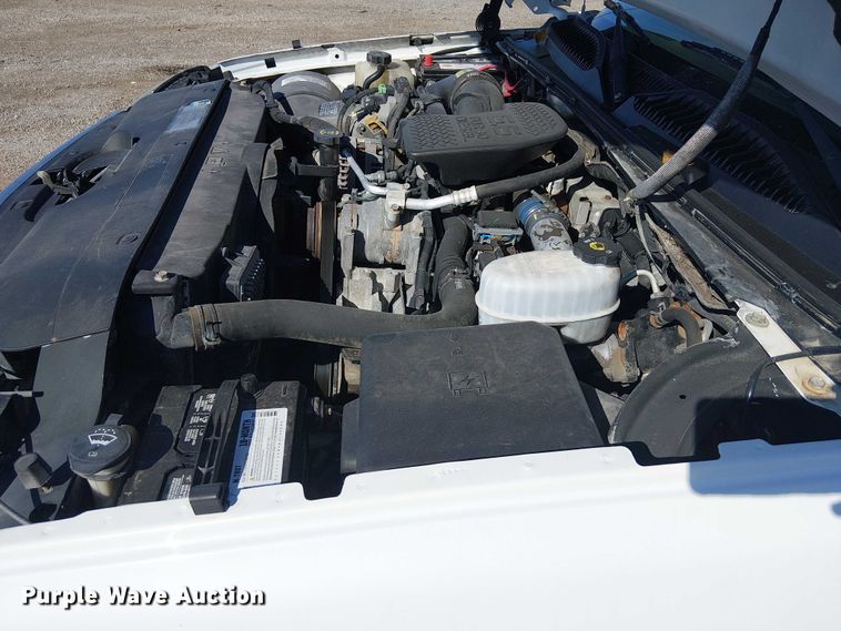 image for item NU9752 2006 Chevrolet Silverado 3500 Ext. Cab utility bed pickup truck