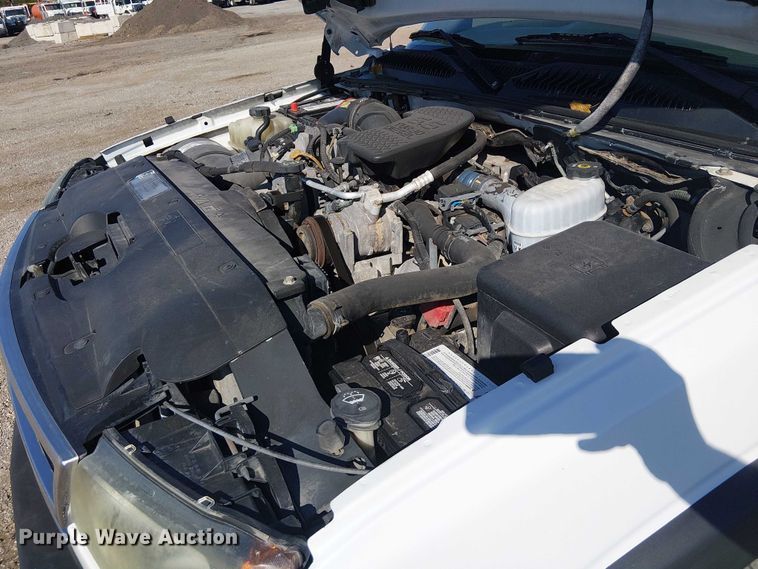 image for item NU9752 2006 Chevrolet Silverado 3500 Ext. Cab utility bed pickup truck