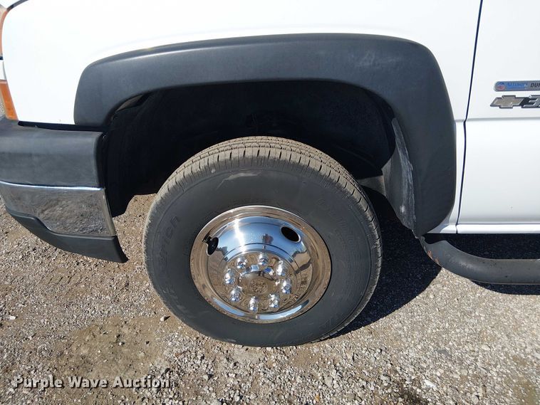 image for item NU9752 2006 Chevrolet Silverado 3500 Ext. Cab utility bed pickup truck