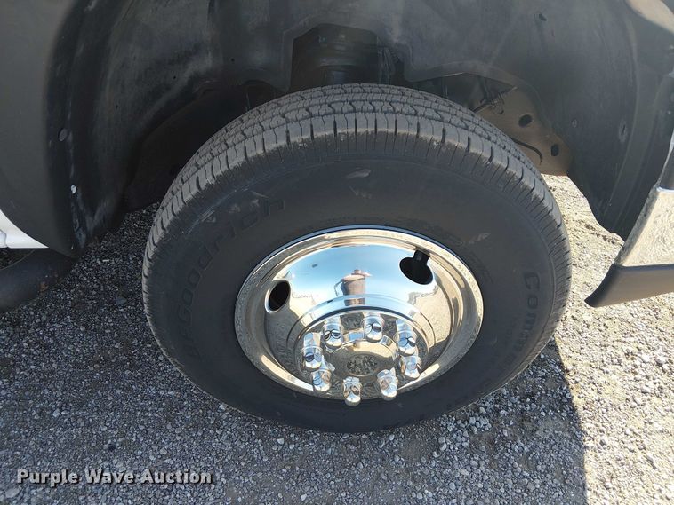 image for item NU9752 2006 Chevrolet Silverado 3500 Ext. Cab utility bed pickup truck