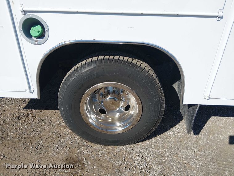 image for item NU9752 2006 Chevrolet Silverado 3500 Ext. Cab utility bed pickup truck