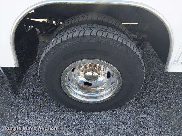 image for item NU9752 2006 Chevrolet Silverado 3500 Ext. Cab utility bed pickup truck