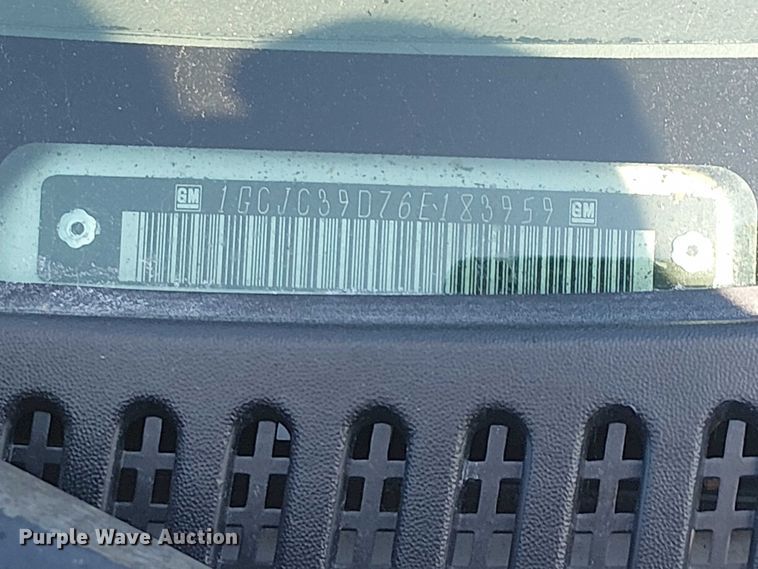 image for item NU9752 2006 Chevrolet Silverado 3500 Ext. Cab utility bed pickup truck