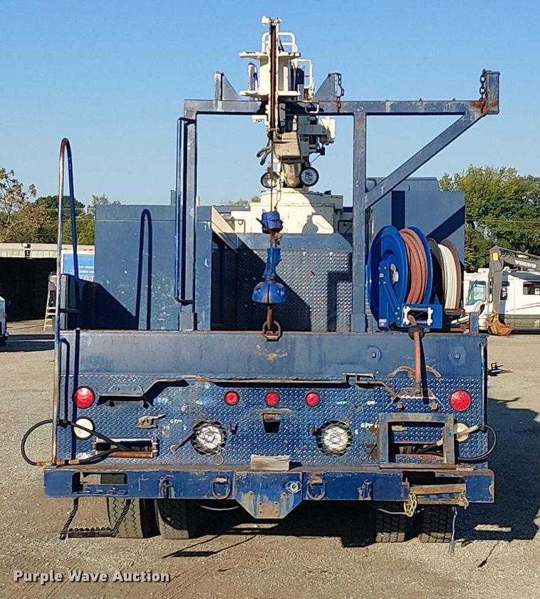 image for item NU9755 1993 International 4900 crane truck