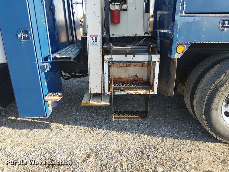 image for item NU9755 1993 International 4900 crane truck