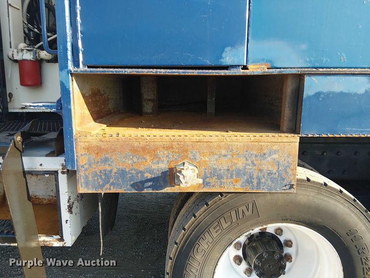 image for item NU9755 1993 International 4900 crane truck