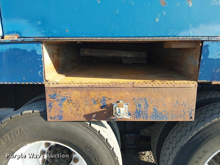 image for item NU9755 1993 International 4900 crane truck