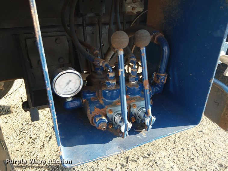 image for item NU9755 1993 International 4900 crane truck