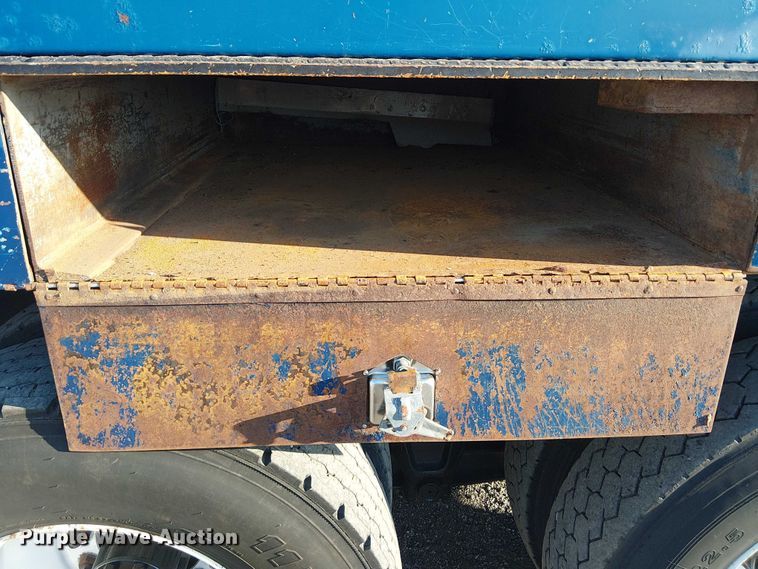 image for item NU9755 1993 International 4900 crane truck