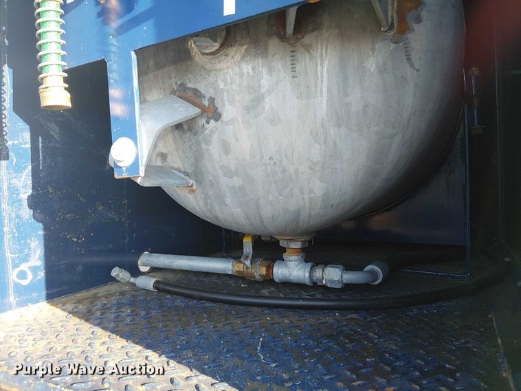 image for item NU9755 1993 International 4900 crane truck