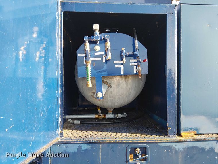 image for item NU9755 1993 International 4900 crane truck