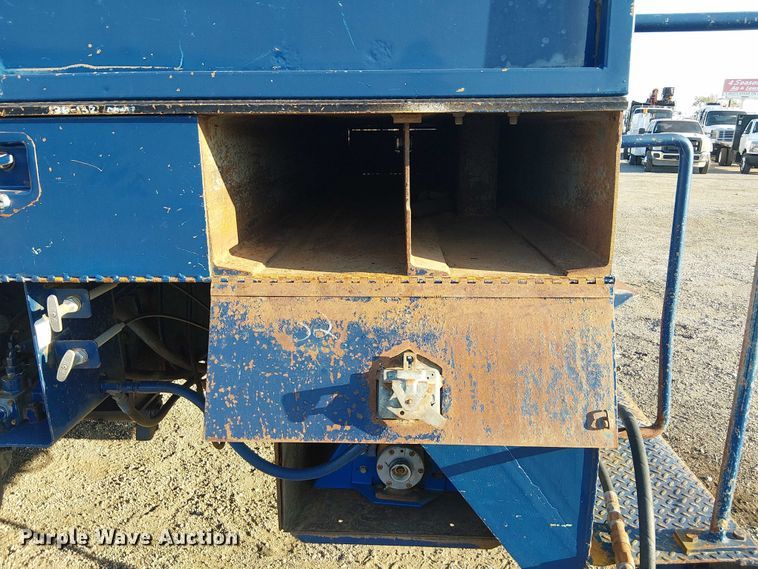 image for item NU9755 1993 International 4900 crane truck