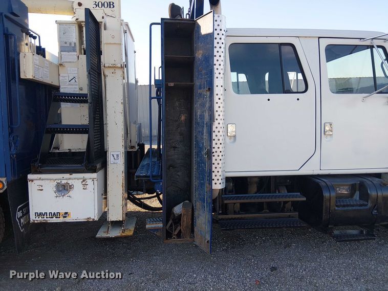 image for item NU9755 1993 International 4900 crane truck