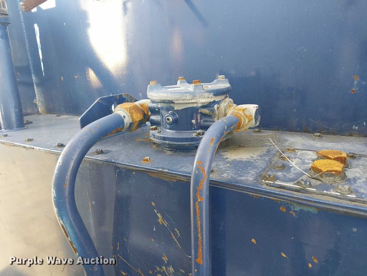 image for item NU9755 1993 International 4900 crane truck