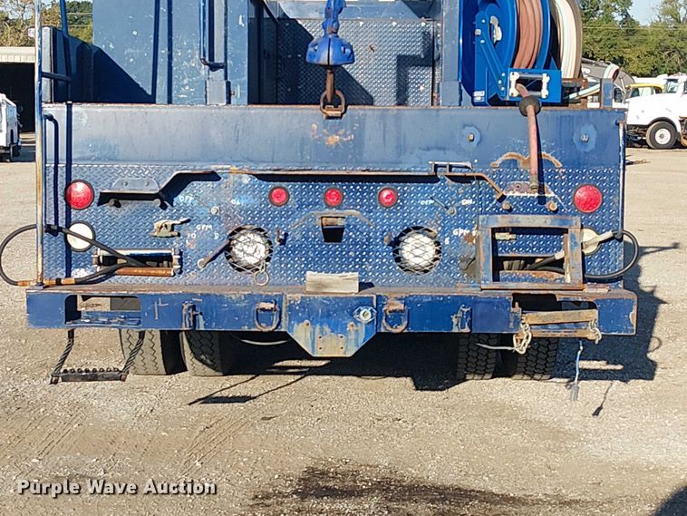 image for item NU9755 1993 International 4900 crane truck