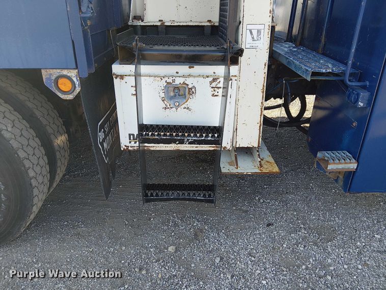 image for item NU9755 1993 International 4900 crane truck