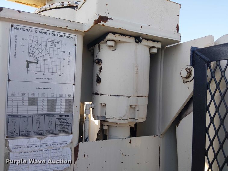 image for item NU9755 1993 International 4900 crane truck