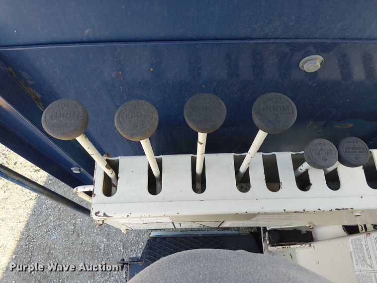 image for item NU9755 1993 International 4900 crane truck