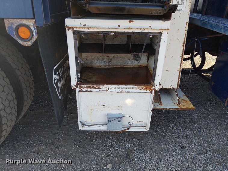 image for item NU9755 1993 International 4900 crane truck